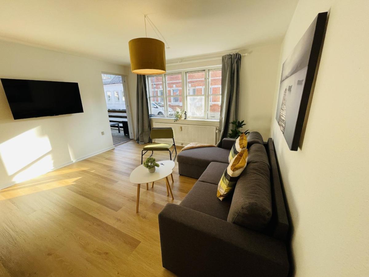 Aday - Central Terrace Apartment In Hjorring Bagian luar foto
