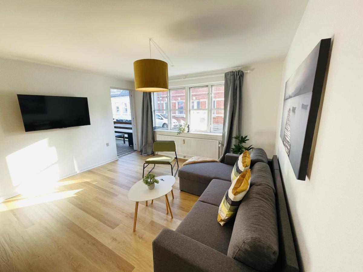 Aday - Central Terrace Apartment In Hjorring Bagian luar foto
